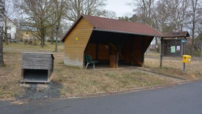 Bild: jr
Das rund 50 Jahre alte Buswartehäuschen in der Ortsmitte von Hofteich soll durch ein neues Multifunktionsgebäude ersetzt werden, das Busfahrgästen ebenso zugute kommen soll wie Wanderern und Radfahrern.