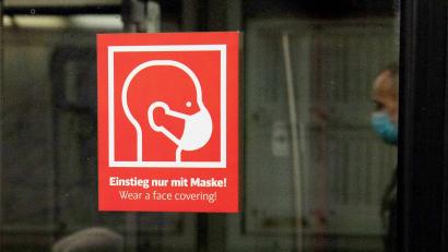 Bild: Paul Zinken/dpa
Ein Basisschutz soll auch ab dem 20. März bestehen. So ist eine Maskenpflicht in Pflegeheimen, Kliniken sowie im Nahverkehr und in Fernzügen und Flugzeugen vorgesehen.