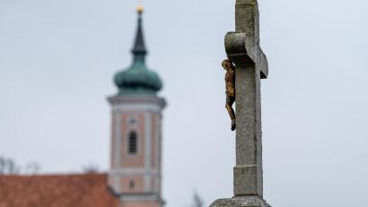 Symbolbild: Armin Weigel
Arbeit unterm Kirchturm und im Zeichen des Kreuzes