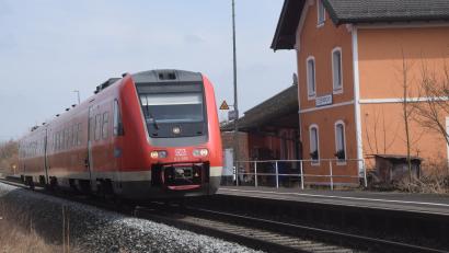 Bild: fz
Haltepunkt Etzenricht. Noch hält zweimal am Tag ein Zug in Richtung Nürnberg Mit dem Fahrplanwechsel am 12. Juni beendet die Bahn diesen Service. 150 Jahre Bahngeschichte gehen damit zu Ende.