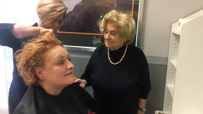 Bild: ihl
Die Geschäftsführerin der Kreishandwerkerschaft, Claudia Mendel, zählt zu Ursula Filatsch’ Kundinnen. Für das Foto etwas abseits des Geschäftsbetriebs wurden kurz die Masken abgenommen. Mit im Bild Seniorchefin Ria Achhammer (rechts).