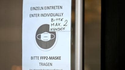 Symbolbild: Barbara Gindl
Ab Mitte nächster Woche müssen in Österreich in öffentlichen Innenräumen wieder FFP2-Masken getragen werden.