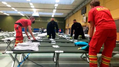 Bild: tk
Der Aufbau erfolgte am Donnerstag ab 16.30 Uhr. In dieser Szene packten jeweils zwei Mitglieder der DLRG und der Feuerwehr gemeinsam an, um die Betten aufzubauen. Auch Decken und Kissen wurden platziert.