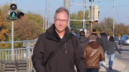 Bild: Frieser
Der Mike, wie ihn seine Eltern und seine Freunde nennen, mit dem E-Roller in Berlin unterwegs.