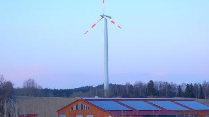 Bild: fjo
Während die Windräder in Waidhaus in den Hintergrund rücken, wächst die Förderung privater Dachanlagen mit Stromspeichern zum vollen Erfolg.