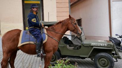 Bild: gz
Der Staffellauf von Eslarn nach Hostoun und vor Ort Reiter mit amerikanischen Uniformen und Jeeps erinnern an die Rettung der Lipizzaner-Pferde.
