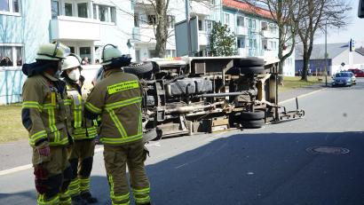 Bild: abi
Zu einem Unfall mit einem Sanka kam es am Sonntag in Marktredwitz. Infolge der Kollision mit einem Auto kippte der Rettungswagen zur Seite.
