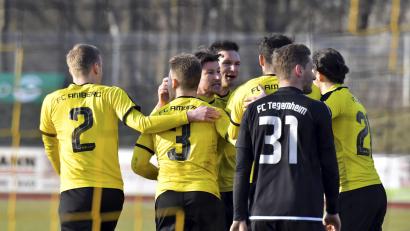 Große Freude bei den Spielern des FC Amberg über den Heimsieg gegen den FC Tegernheim (v.l.n.r.): Lukas Heinrich, Marcel Hack, Yannik Haller, Matthias Brinster, Maximilian Witzel und Kapitän Benjamin Burger. Der Tegernheimer Maximilian Wasmeier ist restlos bedient.