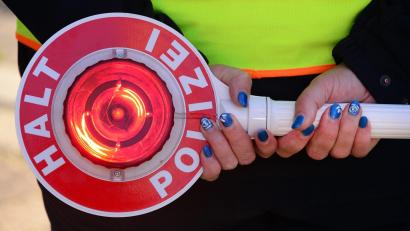 Symbolbild: Martin Schutt/dpa
Bei Auerbach hat die Polizei mehrere Stunden den Verkehr überwacht - und mehrere Fahrer gestoppt.