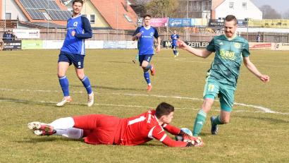 Bild: gb
Rückkehrer Marco Kießling (rechts) kommt in dieser Szene einen Schritt zu spät gegen Quelle-Keeper Alexander Skowronek. Die Stiftländer kamen auf dem eigenen Platz nicht über ein 2:2 hinaus-
