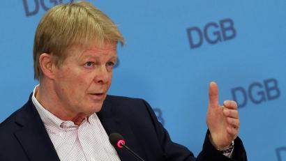 Bild: Wolfgang Kumm/dpa
„Diejenigen, die schon reichlich haben, dürfen nicht auch noch reichlich bedient werden“: Reiner Hoffmann.