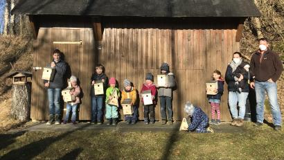 Bild: FGV Waldershof/exb
Stolz präsentierten die Kinder ihre Nistkästen. Mit im Bild Kristin und Peter Hochmuth (rechts).