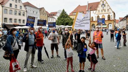 Bild: roa
Alt und Jung demonstrierten beim letzten vorsichtigen und kleinen Klimastreik im August 2021 auf dem Amberger Marktplatz gegen den Klimawandel. Am Freitag, 25. März, soll in der Amberger Altstadt der nächste Klimastreik stattfinden.