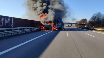 Bild: Feuerwehr Sankt Augustin/dpa/Symbolbild
Ein Lastwagen steht brennend auf der A3.