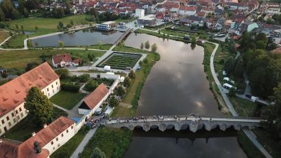 Archivbild: Stadt Tirschenreuth/exb
Eine Luftbildaufnahme zeigt die drei Tirschenreuther Wahrzeichen auf einen Blick: die Fischhofbrücke (unten), den Klettnersturm (oben links) und den Kirchturm der Stadtpfarrkirche (oben, rechts). Am 26. März geht dort am Abend für eine Stunde das Licht aus.