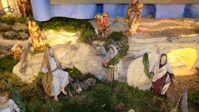 Bild: le
Gerade jetzt in der Passionszeit lohnt sich ein Besuch der Jahreskrippe in der katholischen Pfarrkirche St. Johannes der Täufer, die um drei neue biblische Szenen erweitert wurde. Eine dieser Szenen: Jesus hält Einzug in Jerusalem.