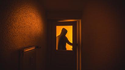 Symbolbild: Nicolas Armer/dpa
Ein 16-Jähriger hat in Marktredwitz in einem Keller übernachtet und unerlaubt Strom bezogen und Unrat hinterlassen.