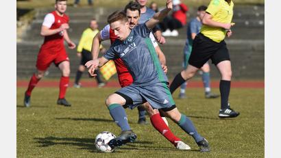 Bild: Büttner, Gerhard
OVI-Teunz' Kilian Fischer (vorne) versucht, sich gegen Sebastian Dobmayer zu behaupten. Doch aufgrund einer Leistungssteigerung nach der Pause setzte sich die SpVgg Vohenstrauß im Aufsteigerduell am Ende deutlich durch.