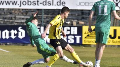 Bild: Hubert Ziegler
Einen Tick zu spät an den Ball kommt in dieser Szene Marcel Kaiser (links) von der DJK Ammerthal gegen Mario Kufner (Mitte) von der DJK Vilzing, während Lukas Dotzler (rechts) von der DJK Ammerthal Beobachter der Szene ist.