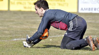 Bild: Hubert Ziegler
Gehalten! Der Haselmühler Torhüter Lukas Blödt hat die Kugel sicher. Der SSV siegte 2:1 gegen Kastl.