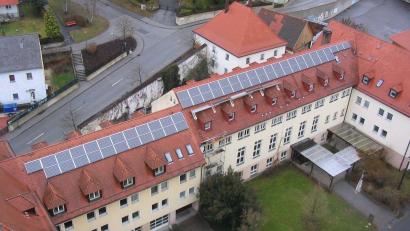 Bild: Jürgen Zach, Kloster Ensdorf/exb
Auf dem Dach des Klosters in Ensdorf ist bereits seit 2007 eine PV Anlage installiert.