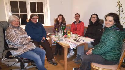Bild: wku
Unter der Leitung von Katrin Fischer (rechts) und Sissi Meidenbauer (Dritte von rechts) kümmert sich das Königsteiner Flüchtlingshilfe-Organisationsteam darum, das Pfarrhaus für ukrainische Familien einzurichten.