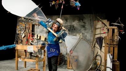 Bild: Theater Patati-Patata/exb
Das Ding soll fliegen? Wir werden es beim Amberger Kindertheaterfestival erfahren.