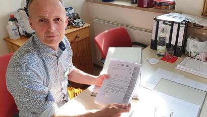 Bild: Lowak
Heimleiter Carsten Fischer hält den Prüfbericht des vergangenen Jahres in die Kamera. 120 Seiten hat der Medizinische Dienst im Juli 2021 verfasst.