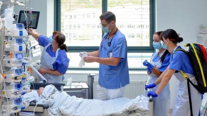 Archivbild: Seitz
Ein absoluter Aufnahmestopp lag in den vergangenen Tagen im Krankenhaus St. Barbara Schwandorf zwar nicht vor. Trotzdem sieht sich die Klinik aktuell an ihrer Kapazitätsgrenze angelangt und immer wieder gezwungen, sich bei der Integrierten Rettungsleitstelle auf Zeit von der stationären Versorgung abzumelden.