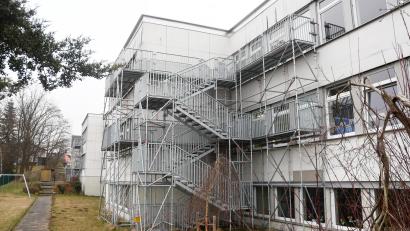 Bild: Gabi Schönberger
Die Fluchtgerüste an der Hans-Sauer-Schule sind auf Dauer suboptimal und verursachen zu hohe Kosten.