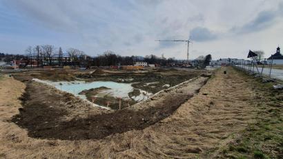 Bild: kaz
Hier muss noch nicht geheizt werden, aber im Altbau kräftig: Auf der Baustelle für die neue Kemnather Realschule geht es planmäßig voran. Im April sollen die Rohbauarbeiten beginnen.