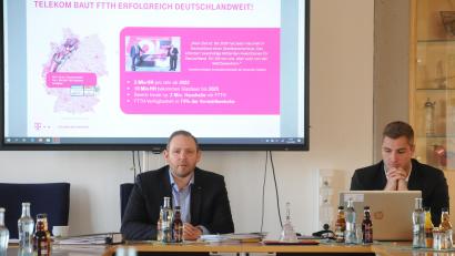 Bild: bey
Enrico Delfino (links) und Maximilian Schulz (rechts) stellen den geplanten Glasfaserausbau in Altenstadt/WN vor.