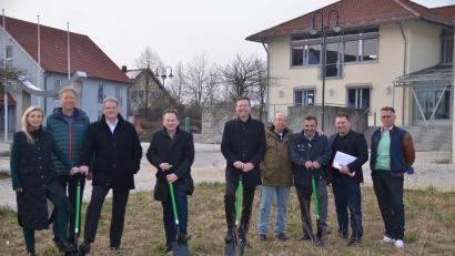 Bild: ak
Tina Steinwasser, Dieter Bauer, Wolfgang Hübsch (alle Sparkasse Bayreuth), Bürgermeister Christian Porsch, Landrat Florian Wiedemann, Georg Hierstetter, Torkut Abatay, Marco Neubauer (jeweils Firma A&N) sowie Thomas Schneider, Bauamtsleiter der Gemeinde Speichersdorf, (von links) trafen sich zum gemeinsamen Spatenstich.