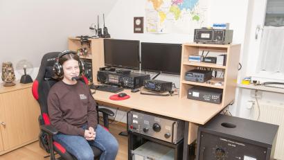 Bild: Michael Doetsch/exb
Frederike Dötsch, ist die jüngste Funkamateurin Deutschlands mit der A-Lizenz. Die 13-Jährige stammt aus einer amateurfunkverrückten Familie und ist seit zwei Jahren vom Funk-Virus befallen.
