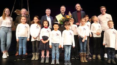Bild: Wolfgang Steinbacher
Die Kinderjury übernimmt schon einmal die Regentschaft über die Bühne im Amberger Stadttheater. Die Erwachsenen inklusive des Siegers von 2021, Bernd Linde mit seinem Stück Musik-Piraten (hinten, mit Urkunde), freuen sich mit.