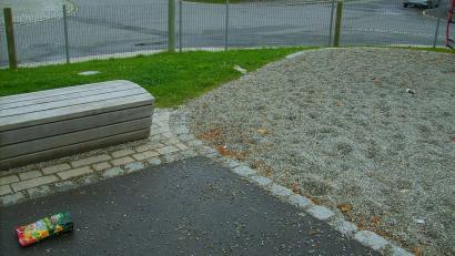 Bild: bjp
Als Spielwiesen müssen der Schulstraßen-Spielplatz (Bild) und der Dietl-Park leider auch für verantwortungslose Zeitgenossen herhalten - und nicht immer bleibt es bei der weggeworfenen Chipstüte oder Getränkedose. Ob die Stadt die Vandalen mittels Kameraüberwachung dingfest machen soll, entscheidet der Stadtrat in seiner nächsten Sitzung.