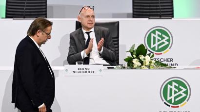 Bild: Federico Gambarini/dpa
Auch wenn es auf diesem Bild so aussieht, aber der neue DFB-Präsident Bernd Neuendorf (rechts) hat die Abwahl Rainer Kochs aus dem DFB-Präsidium nicht beklatscht.