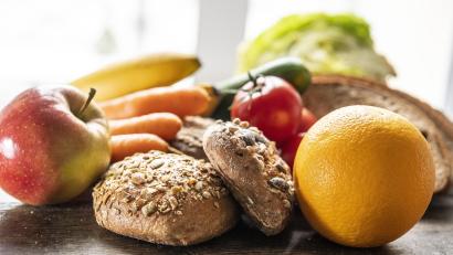 Symbolbild: Robert Günther
Viel Gemüse und ballaststoffreiche Vollkornprodukte helfen dabei, den Darm von krebserregenden Stoffen freizuhalten.