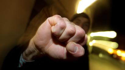 Symbolbild: Karl-Josef Hildenbrand/dpa
Ein 15-Jähriger wurde von fünf noch unbekannten Tätern in Weiden geschlagen.