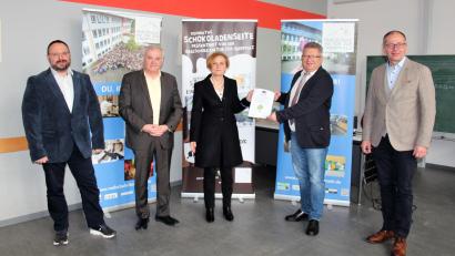 Bild: stg
Ministerialbeauftragte Mathilde Eichhammer überreichte die Auszeichnung des Kultusministeriums an Realschul-Rektor German Helgert (Zweiter von rechts). Es freuten sich auch (von links) Stellvertretender Schulleiter Holger König, Stellvertretender Landrat Günther Kopp sowie Bürgermeister Roman Schäffler.