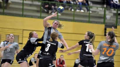 Bild: Hubert Ziegler
Franziska Karl von der HG Amberg (hinten) wird von den Oberviechtacherinnen Magdalena Streit, Marie Streit und Carina Hausner (von links) beim Torwurf gestört.