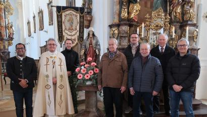 Bild: rha
Beim Festkonvent der Marianischen Männerkongregation in der Vilsecker Kirche werden treue Sodalen geehrt (von links): Pater Robin Xavier, Diakon Dieter Gerstacker, Kirchenpfleger Thomas Pröls, Johann Höser (70 Jahre Mitgliedschaft), Karl Ruppert (50), Johann Zeitler (60), Heinrich Englhardt (65) und Gerhard Kederer (40).