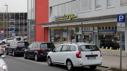 Bild: Wolfgang Steinbacher
An dieser Stelle der Emailfabrikstraße/Ecke Marienstraße in Amberg gibt es nun drei Behindertenparkplätze.