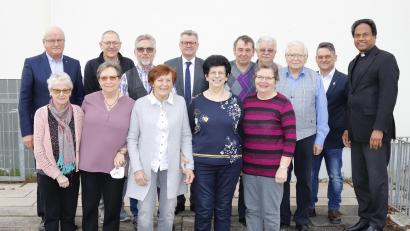 Bild: mfh
Zum Leitungsteam der KAB der KAB Rosenberg zählen (vorne, von links) Rita Engelhardt, Gisela Illner, Barbara Schmid, Gertraut Reichenberger, Monika König, (hinten, von links) Ludwig Hofmann, Siegfried Hofbauer, Peter Illner, Bürgermeister Michael Göth als Gast der Versammlung, Ambros König, Franz Regner, Martin Paulus, Diözesansekretär Markus Nickel und Pfarrer Saju Thomas.