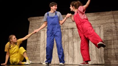 Bild: Steffi Bürger/exb
Es wird bunt im Stadttheater Amberg beim Kindertheaterfestival. Auf den Fotos zu sehen sind: Nada Degrell (Gelb), Marie Wuillème (Rot) und Nils Hüttenrauch (Blau) vom Theater Budenzauber.
