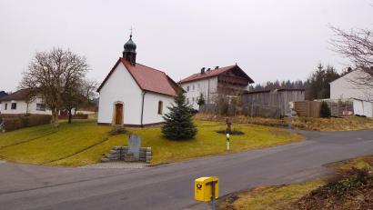 Bild: bkr
Den nordwestlichen Teil des Baugebiets Steinäcker in Witzlasreuth markiert eine Kapelle. Sie genießt Bestandschutz. Neu gebaut werden dürfte sie nicht mehr.