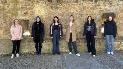 Bild: Veronika Frenzel MRG/exb
Die Schulsiegerinnen (von links) Antonia Tessmann, Amrei Beha, Floriana Wolfrum, Johanna Bierler, Ella Häusler, Carolin Ruppert, die am Landesentscheid Jugend debattiert teilnehmen dürfen.