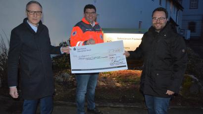 Bild: jr
Einen 1000-Euro-Scheck für die Notunterkunft in Fockenfeld überreichten die Fraktionssprecher Bernd Sommer (CSU, links) und Matthias Grundler (Zukunftsliste, rechts) an BRK-Kreisgeschäftsführer Holger Schedl.