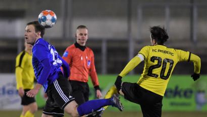 Bild: Büttner, Gerhard
Sven Kopp (links) und seine Kollegen kamen gegen den FC Amberg nicht über ein 0:0 hianus.