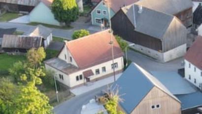 Bild: fjo
Das ehemalige Schulhaus und heutige Schützenhaus im Waidhauser Ortsteil Reichenau ist für eine umfassende Sanierung vorgesehen. Entsprechende Gelder stellt der Marktrat im neuen Haushalt bereit.